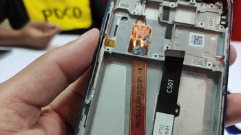 Teknologi pendinginan POCO X3 NFC yakni LiquidCool Technology 1.0 Plus diperlihatkan dengan membongkar hingga bawah baterai untuk menunjukkan batang tembaga untuk meredakan panas dari komponen di atasnya mulai dari baterai dan SoC. Foto: Dok. Xiaomi