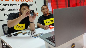 Langkah pertama dari sesi teardown adalah membuka penutup belakang smartphone dengan peralatan suction cup setelah sebelumnya dipanaskan agar memudahkan lem terlepas. Foto: Dok. Xiaomi