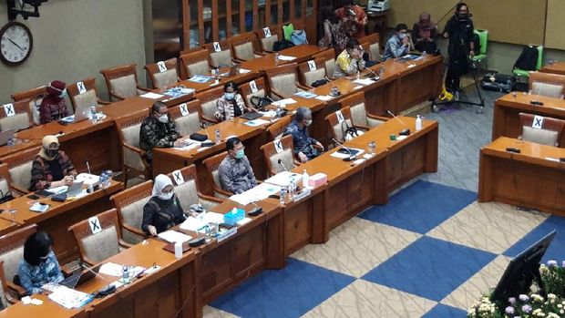 Menkes Terawan hadiri raker Komisi IX DPR, kompleks parlemen, Jakarta, Selasa (17/11/2020).