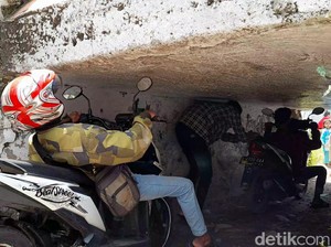 Terowongan Super Pendek yang Paksa Pemotor Kayang hingga Rebahan