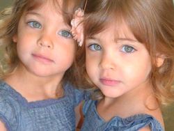 Kembar Identik yang Viral Ava dan Leah, Kini Makin Cantik!