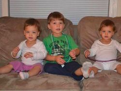 Kembar Identik yang Viral Ava dan Leah, Kini Makin Cantik!