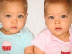 Kembar Identik yang Viral Ava dan Leah, Kini Makin Cantik!