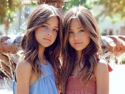 Kembar Identik yang Viral Ava dan Leah, Kini Makin Cantik!