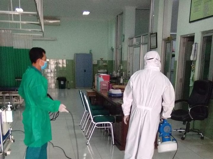 Wakil Direktur meninggal positif Corona, RSI Amal Sehat Sragen disemprot disinfektan, Selasa (17/11/2020).