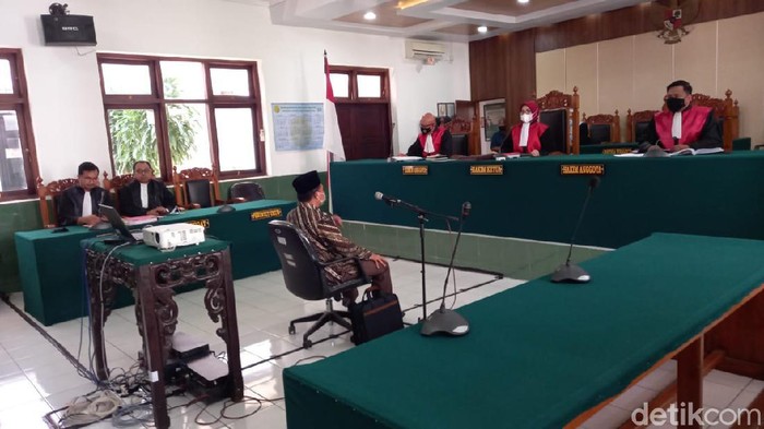 Wakil Ketua DPRD Kota Tegal Wasmad Edi Susilo jalani sidang perdana kasus dangdutan di tengah pandemi Corona, Selasa (17/11/2020).