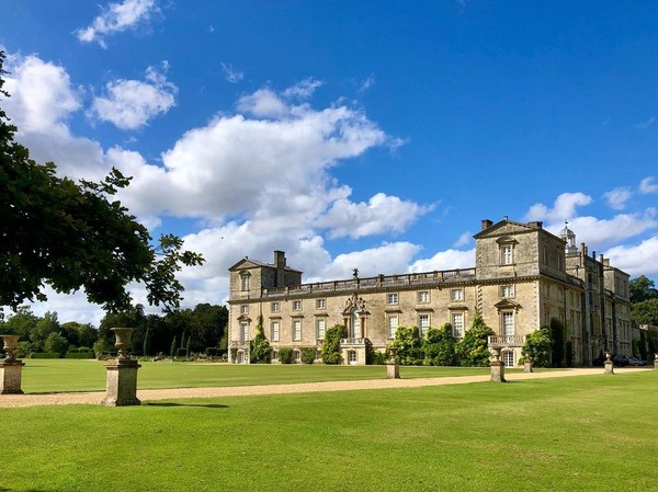 Wilton House. Istana Buckingham sering kali menjadi sorotan pada film The Crown, namun dalam kenyataannya Istana Buckingham tidak boleh digunakan sebagai lokasi untuk produksi serial ini. Sehingga, kediaman Ratu pada film tersebut harus dibuat ulang dan diadaptasi berdasarkan beberapa rumah megah di seluruh negeri ini, termasuk perkebunan Tudor yang di Wiltshire. Hasilnya, ruangan yang dinamakan Wiltons Cube Room muncul di hampir setiap episode The Crown dan merupakan suatu prestasi arsitektur yang memukau. Wilton House. Istana Buckingham sering kali menjadi sorotan pada film The Crown, namun dalam kenyataannya Istana Buckingham tidak boleh digunakan sebagai lokasi untuk produksi serial ini. Sehingga, kediaman Ratu pada film tersebut harus dibuat ulang dan diadaptasi berdasarkan beberapa rumah megah di seluruh negeri ini, termasuk perkebunan Tudor yang di Wiltshire. Hasilnya, ruangan yang dinamakan Wiltons Cube Room muncul di hampir setiap episode The Crown dan merupakan suatu prestasi arsitektur yang memukau.