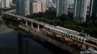 Pembangunan megaproyek transportasi LRT secara keseluruhan tengah diselesaikan. Proyek LRT Jabodebek yang ditangani oleh PT Adhi Karya (Persero) Tbk ini rencananya akan resmi beroperasi pada November 2021. Grandyos Zafna/detikcom