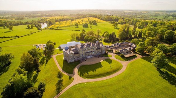 Wrotham Park. Rumah neo-Palladian ini tidak banyak berubah sejak selesai dibangun pada 1754, dan masih dalam perawatan dan tanggung jawab keluarga Byng. Wrotham Park. Rumah neo-Palladian ini tidak banyak berubah sejak selesai dibangun pada 1754, dan masih dalam perawatan dan tanggung jawab keluarga Byng.