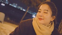 Seulgi tampil berbaju tebal yang hangat. Penampilannya pun bikin hangat hati para Reveluv (fans Red Velvet). (Foto: dok. Instagram @hi_sseulgi)  