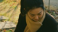 Korea Selatan sedang ada di penghujung musim gugur. Seulgi terlihat menikmati dedaunan yang mulai menguning. (Foto: dok. Instagram @hi_sseulgi)  