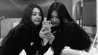 Belum lama dia juga mengunggah foto bersama Joy di ruang latihan. (Foto: dok. Instagram @hi_sseulgi)  