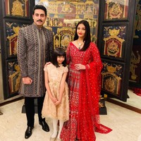 Aku menghargai ibu rumah tangga untuk pekerjaan mereka yang tidak ada habisnya. Sejauh ini, ini mengenai perspektif. Jika kamu percaya kamu lelah, kamu akan lelah, jadi aku memilih untuk menemukan kesenangan dalam momen itu dan menjalaninya, katanya kepada Vogue. Foto: Instagram @aishwaryaraibachchan_arb