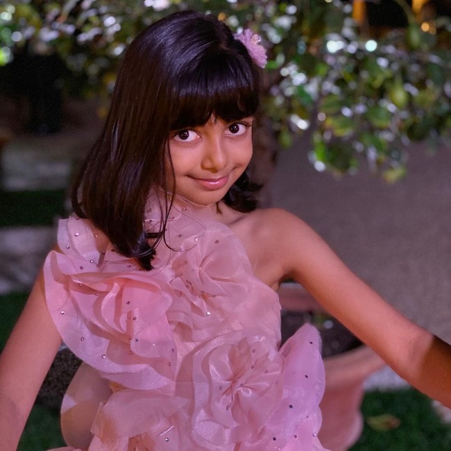 Penampilan Aaradhya sering jadi perbincangan ketika tertangkap kamera atau fotonya di-posting di Instagram ibunya. Banyak orang menilai jika cucu dari Amitabh Bachchan tersebut mirip dengan idol KPop, Lisa Blackpink. Foto: Instagram @aishwaryaraibachchan_arb