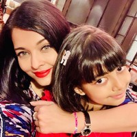Kemiripan Aaradhya dan Lisa Blackpink telah dibicarakan sejak tahun lalu. Netizen beranggapan jika mereka tampak serupa karena sama-sama bermata besar dan berponi yang menjadi ciri khas sang rapper Blackpink asal Thailand. Foto: Instagram @aishwaryaraibachchan_arb