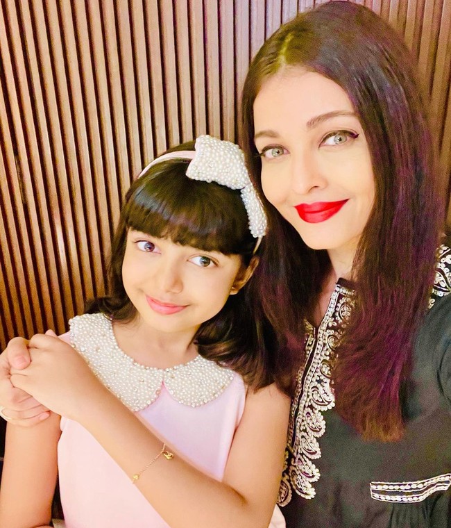 Gaya Aardhya Bachchan yang sering diunggah di Instagram pun kerap menjadi perhatian netizen. Di usianya yang masih kecil, Aaradhya kerap mengenakan busana glamour seperti sang ibu. Foto: Instagram @aishwaryaraibachchan_arb