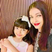 Gaya Aardhya Bachchan yang sering diunggah di Instagram pun kerap menjadi perhatian netizen. Di usianya yang masih kecil, Aaradhya kerap mengenakan busana glamour seperti sang ibu. Foto: Instagram @aishwaryaraibachchan_arb