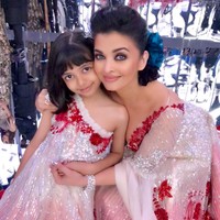 Pasangan Bollywood Aishwarya Rai dan Abhishek Bachchan memiliki seorang anak perempuan cantik bernama Aaradhya yang baru bertambah usia kesembilan Senin lalu.  Foto: Instagram @aishwaryaraibachchan_arb