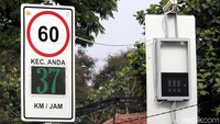 Ada tiga warna, dan tiga emoticon yang menunjukkan batas kecepatan kendaraan. Jika kendaraan melintas di bawah kecepatan 49 KM/Jam akan menunjukan emoticon senyum berwarna hijau bertuliskan OK.