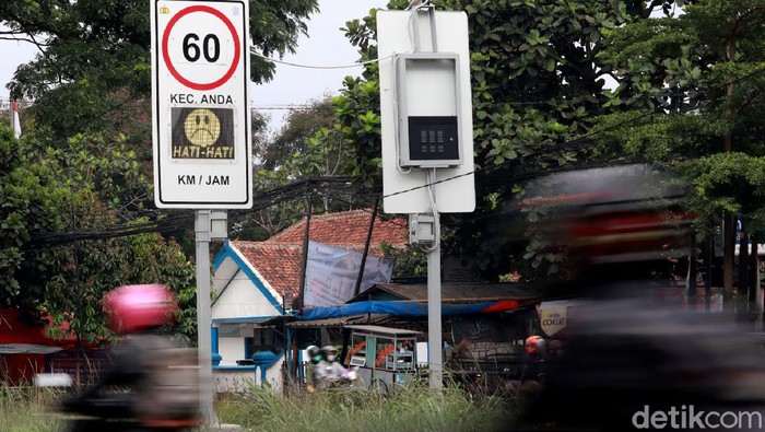 Jalan Soekarno Hatta, Kota Bandung, kini dilengkapi dengan alat pengukur kecepatan kendaraan. Alat itu dipasang untuk cegah terjadinya kecelakaan lalu lintas.