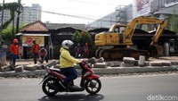 Jalan tersebut tampak dicor dan ditinggikan.