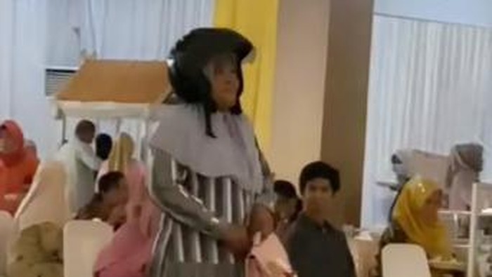 Aksi kocak emak-emak di Makassar pakai helm masuk ke acara kondangan