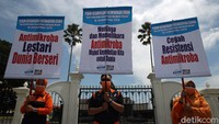 Mereka membentangkan berbagai poster tentang antimikroba.