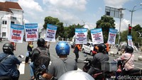 Massa beraksi saat lampu merah menyala.