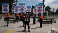 Massa dari Jagareksa Antibodi menggelar aksi memperingati pekan kesadaran antimikroba internasional 2020 di kawasan Titik Nol Kilometer, Yogyakarta, Rabu (18/11/2020).