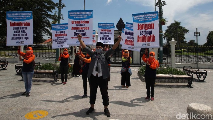 Sejumlah aktivis menggelar aksi di kawasan Titik Nol Kilometer, Yogyakarta, Rabu (18/11/2020). Aksi ini memperingati pekan kesadaran antimikroba internasional 2020.