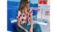 Alejandra bahkan tak segan ikut menemani Joan Mir dikala balapan. Foto ini diambil sebelum paddock MotoGP dibatasi karena pandemi Covid-19 Foto: instagram @alejandralopezgarro