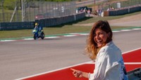 Tuh kan, Alejandra setia menanti Joan Mir dari pinggir lintasan. Foto: instagram @alejandralopezgarro