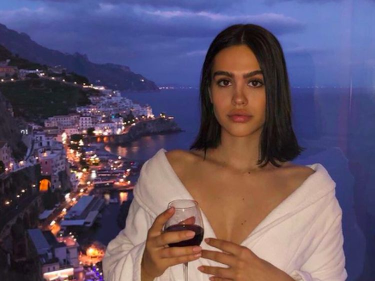 Seksinya Pacar Scott Disick Saat Nikmati Fast Food hingga Wine