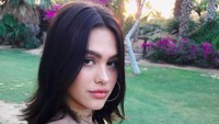Pose andalan Amelia nih! Lagi-lagi ia mengabadikan momen dengan memegang segelas minuman di tangannya. Foto: Instagram ameliagray