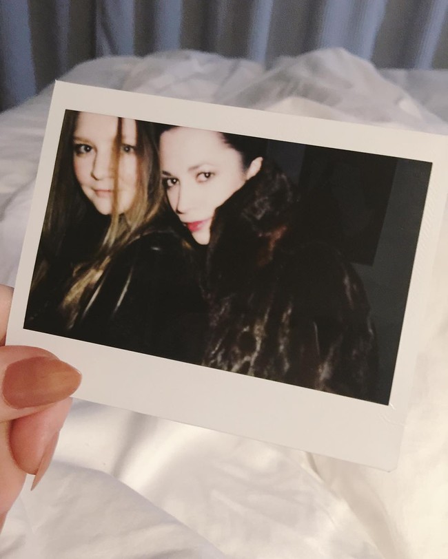 Wanita 31 tahun tersebut dikatakan mengelabui banyak kaum elite sehingga ia sangat mudah hidup di New York mesti tak punya tempat tinggal tetap. Anna pindah dari satu hotel ke hotel lainnya atau menempati apartemen-apartemen mewah milik teman-teman orang kayanya. Foto: Instagram @theannadelvey