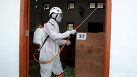 Penyemprotan disinfektan itu dilakukan sebagai upaya pencegahan penyebaran virus Corona di lokasi pengungsian.