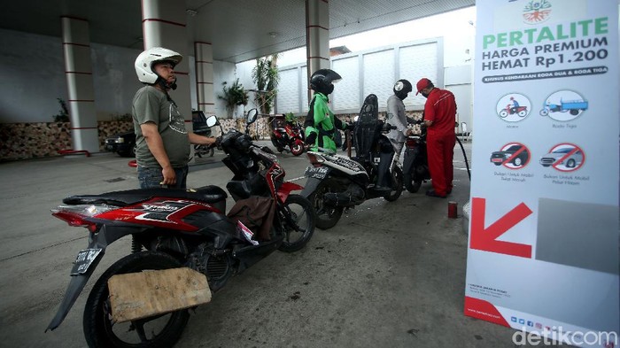 SPBU Tanah Abang jual Pertalite dengan harga Rp 6.450 per liter. Sejumlah pemotor pun antre di SPBU itu demi dapat membeli Pertalite seharga Premium itu.