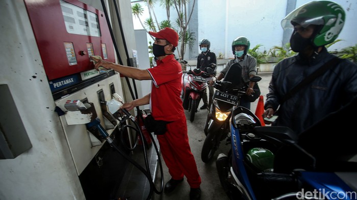 SPBU Tanah Abang jual Pertalite dengan harga Rp 6.450 per liter. Sejumlah pemotor pun antre di SPBU itu demi dapat membeli Pertalite seharga Premium itu.