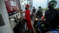 Ketua Komisi VII DPR Sugeng Suparwoto mengatakan, harga Pertalite diperkirakan naik sebanyak Rp 2.000 hingga Rp 3.000 per liter. Sehingga harga Pertalite akan di kisaran Rp 9.500 per liter. Saat ini, harga Pertalite sendiri di harga Rp 7.650 per liter. Menurutnya, kenaikan ini membantu pnendapatan  PT Pertamina (Persero). (Rifkianto Nugroho/detikcom)