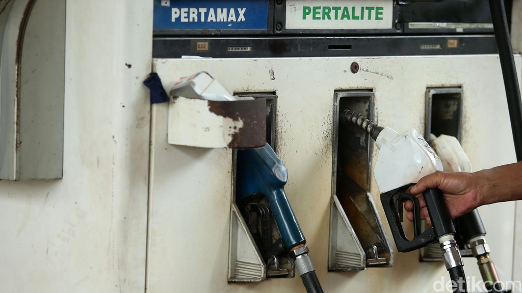 SPBU Tanah Abang jual Pertalite dengan harga Rp 6.450 per liter. Sejumlah pemotor pun antre di SPBU itu demi dapat membeli Pertalite seharga Premium itu.
