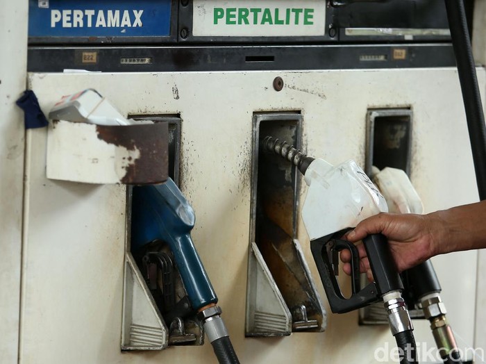 SPBU Tanah Abang jual Pertalite dengan harga Rp 6.450 per liter. Sejumlah pemotor pun antre di SPBU itu demi dapat membeli Pertalite seharga Premium itu.
