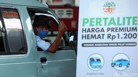 Pemerintah memberi tanda harga Pertalite atau BBM RON 90 akan naik. Hal itu sebagai respons atas tingginya harga minyak dunia.Tanda-tanda Pertalite akan naik pun semakin jelas. Bahkan, Ketua Komisi VII DPR Sugeng Suparwoto mengatakan, sudah ada hitung-hitungan terkait kenaikan harga ini, Senin, (18/4/2022). (Rifkianto Nugroho/detikcom)