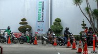 Kehadiran program Pertalite seharga Premium itu pun menarik minat masyarakat. Tak sedikit pemotor yang rela antre di SPBU Tanah Abang demi dapat membeli Pertalite dengan harga yang lebih murah tersebut.