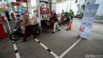 Pemotor di SPBU Tanah Abang Antre Demi Pertalite Seharga Premium