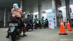 Pemotor di SPBU Tanah Abang Antre Demi Pertalite Seharga Premium