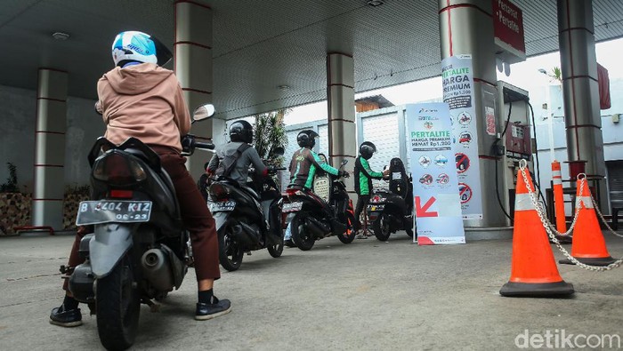 SPBU Tanah Abang jual Pertalite dengan harga Rp 6.450 per liter. Sejumlah pemotor pun antre di SPBU itu demi dapat membeli Pertalite seharga Premium itu.