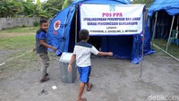 Perlindungan Perempuan dan Anak (PPA) serta para relawan menyediakan berbagai fasilitas bermain seperti puzle, kuda-kudaan, ayunan hingga perosotan di area barak pengungsian Glagaharjo, Sleman.