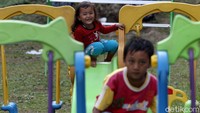 Fasilitas bermain tersebut pun kerap didatangi anak-anak yang mengungsi di barak pengungsian Glagaharjo, Cangkringan, Sleman, untuk bermain.