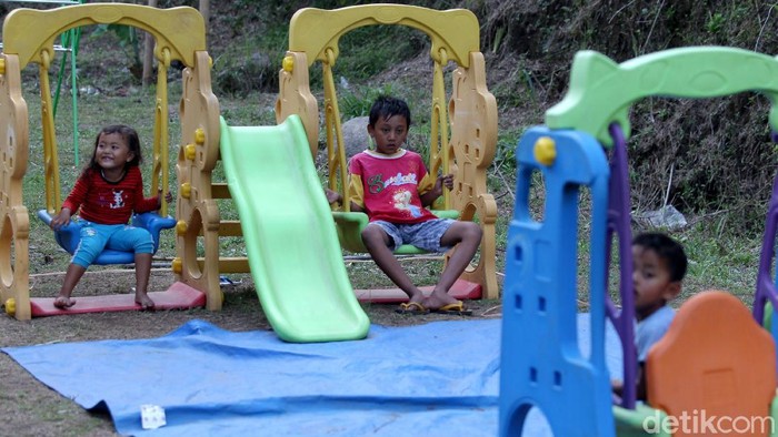 Barak pengungsi Merapi di Sleman dilengkapi fasilitas bermain anak-anak. Kehadiran fasilitas bermain itu untuk jaga kesehatan mental anak selama di pengungsian.
