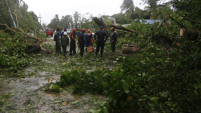 In this photo released by the Presidency of Colombia, President Ivan Duque, third from right, tours Providencia Island after the passing of Hurricane Iota, in Colombia, Tuesday, Nov. 17, 2020. Iota moved over the Colombian archipelago of San Andres, Providencia and Santa Catalina, off Nicaraguas coast, as a Category 5 hurricane. (Nicolas Galeano, Colombia Presidential Press Office via AP)